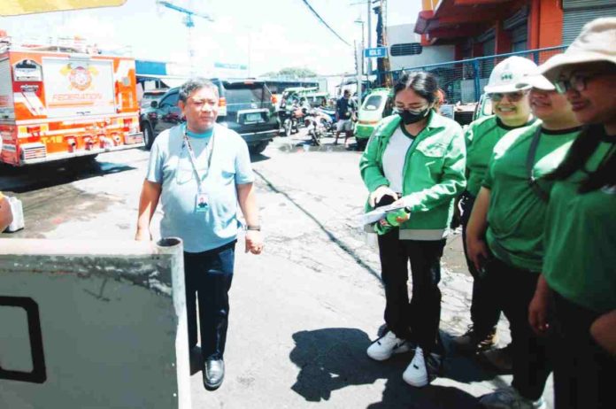 more1 Roel Castro (left), president and chief executive officer of MORE Electric and Power Corporation, oversees his team providing free cold water and free charging to Iloilo City consumers affected by the April 28 power interruption.