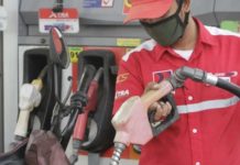 Oil prices hit fresh five-month high A gas station attendant fills the tank of a car. PNA PHOTO