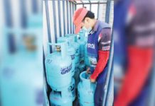 Petron rolls back LPG price by P11 per 11-kg cylinder Petron Corp. cuts liquefied petroleum gas prices by P1 per kilogram effective 12 noon on Monday, April 1. AJ PALCULLO/PN