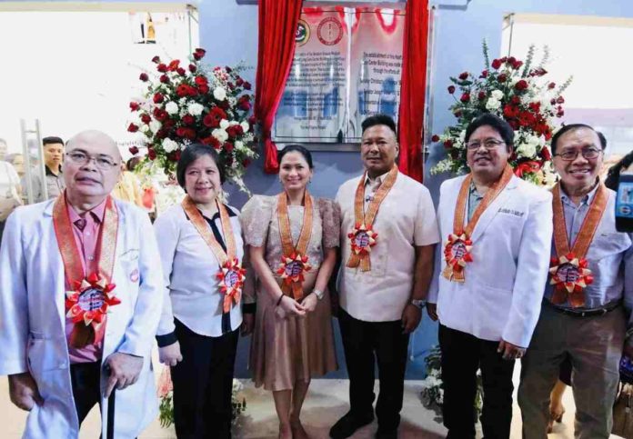 pic1_resized Western Visayas Medical Center (WVMC) chief Dr. Joseph Dean Nicolo, Department of Health Undersecretary Gloria Balboa, Iloilo City Lone District Rep. Julienne “Jam-jam” Baronda, Sen. JV Ejercito, DOH Region 6 Director Dr. Adriano Suba-an, and Philippine Heart Center chief Dr. Joel Abanilla pose for posterity after unveiling the marker of the P449-million WVMC Heart and Lung Center building.