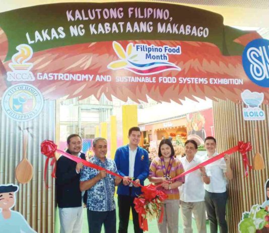 Iloilo City’s Filipino Food Month celebration officially opened at SM City Iloilo on April 25, 2024. Leading the opening are (from left) Darrel Defensor, Assistant Mall Manager of SM City Iloilo; Guillermo “Ige” Ramos, Philippine gastronomy expert; Mark Omaña, head of the Special Project Unit of the National Commission for Culture and Arts; Mayor Jerry Treñas’ Executive Assistant Raisa Treñas-Chu; Vice Mayor Jeffrey Ganzon; and Councilor Rudolph Jeffrey Ganzon.