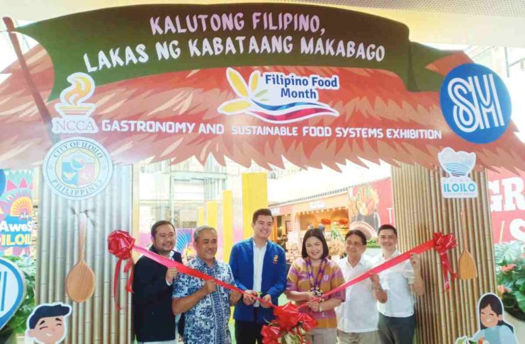 Iloilo City’s Filipino Food Month celebration officially opened at SM City Iloilo on April 25, 2024. Leading the opening are (from left) Darrel Defensor, Assistant Mall Manager of SM City Iloilo; Guillermo “Ige” Ramos, Philippine gastronomy expert; Mark Omaña, head of the Special Project Unit of the National Commission for Culture and Arts; Mayor Jerry Treñas’ Executive Assistant Raisa Treñas-Chu; Vice Mayor Jeffrey Ganzon; and Councilor Rudolph Jeffrey Ganzon.