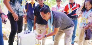 Gov. Arthur Defensor Jr. drinks water from the newly-inaugurated water system in Barangay Bondulan, San Dionisio, Iloilo. BALITA HALIN SA KAPITOLYO PHOTO