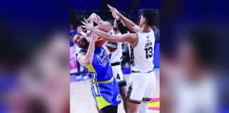 Magnolia Chicken Timplados Hotshots’ James Laput gets clobbered by the defense of Blackwater Bossing’s Clifford Jopia. PBA PHOTO