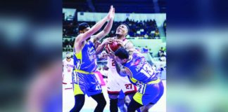 Barangay Ginebra San Miguel Kings’ Sidney Onwubere battles for the loose ball with Magnolia Chicken Timplados Hotshots’ Calvin Abueva. PBA PHOTO