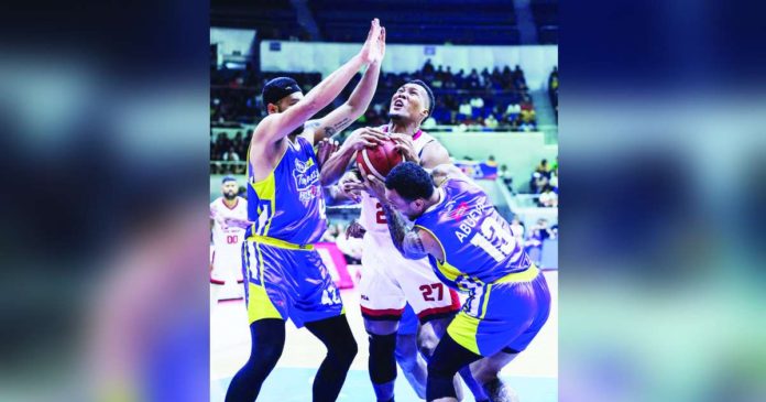 Barangay Ginebra San Miguel Kings’ Sidney Onwubere battles for the loose ball with Magnolia Chicken Timplados Hotshots’ Calvin Abueva. PBA PHOTO