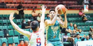 Negros Muscovados’ Renz Palma goes for a layup against the defense of Bicolandia Oragons’ Rafael Go. MPBL PHOTO