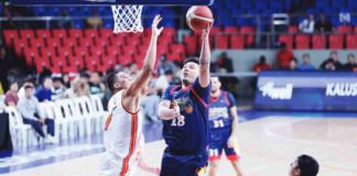 Rain or Shine Elasto Painters’ Beau Belga attempts a basket against the defense of NorthPort Batang Pier’s Zavier Lucero. PBA PHOTO