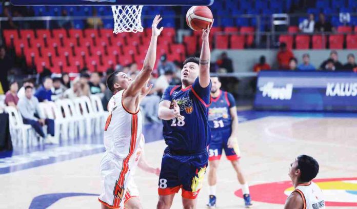 sports_PBA_resized Rain or Shine Elasto Painters’ Beau Belga attempts a basket against the defense of NorthPort Batang Pier’s Zavier Lucero. PBA PHOTO