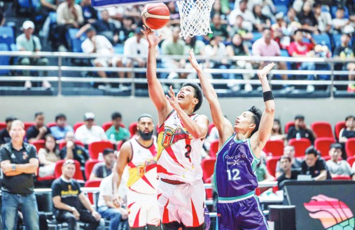 sports_PBA_resized San Miguel Beermen's Celedonio Trollano evades the defense of Converge FiberXers' Alec Stockton for an inside hit. PBA PHOTO