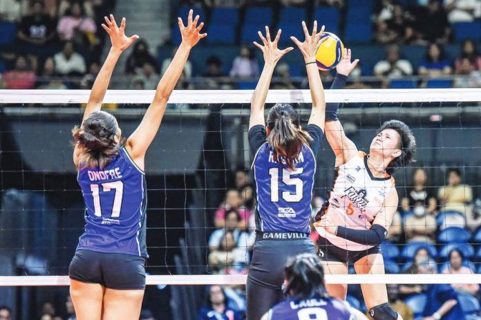 sports_PVL_resized Negrense Alyssa Bertolano of Farm Fresh Foxies scores against the defense of Strong Group Athletics’ Souzan Raslan. PVL PHOTO