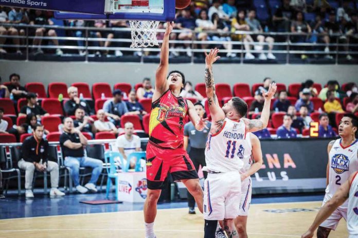 sports_san_resized San Miguel Beermen’s Celedonio Trollano goes for a layup against the defense of NLEX Road Warriors’ Robbie Herndon. PBA PHOTO