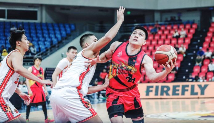 sports_san_resized San Miguel Beermen’s Jeron Teng goes for a tough shot against the defense of NorthPort Batang Pier's Zavier Lucero. PBA PHOTO