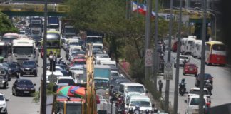 Motorists crawl through heavy traffic on the Roxas Boulevard-EDSA flyover in Pasay City. The Department of Public Works and Highways said both lanes will have partial closures until Aug. 31 due to drainage repairs. PNA