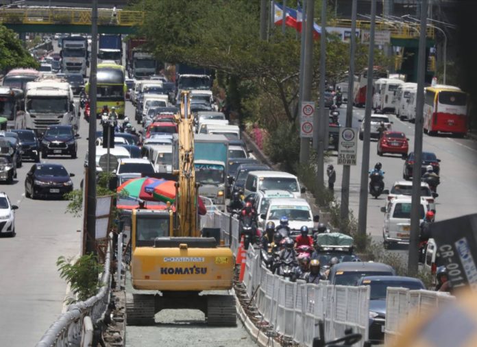 traffic Motorists crawl through heavy traffic on the Roxas Boulevard-EDSA flyover in Pasay City. The Department of Public Works and Highways said both lanes will have partial closures until Aug. 31 due to drainage repairs. PNA