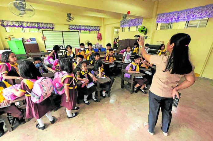PBBM_resized A public school teacher gives instructions to her pupils at San Diego Elementary School in Batasan Hills, Quezon City. The opening of classes for school year 2024-2025 will begin on July 29 this year and end on April 15, 2025. PHILIPPINE DILY INQUIRER PHOTO BY GRIG C. MONTEGRANDE
