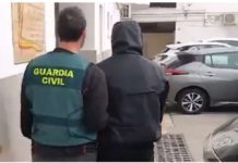 Spanish police arrest a person accused of being a member of a criminal gang that uses WhatsApp to scam people. BBC