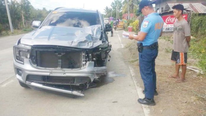 accident1_resized Lambunao police said a Ford Everest driver had fallen asleep while driving and her vehicle crashed against a van in Barangay Pandan, Lambunao, Iloilo on May 2. K5 NEWS FM ILOILO PHOTO