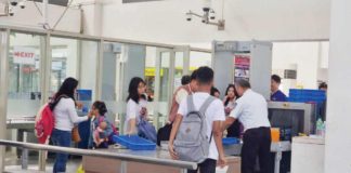 The Bureau of Quarantine issued Bureau Memorandum No. 2024-48 placing the country’s airports and seaports on “heightened” alert to “thoroughly” screen foreigners or Filipinos coming from countries with reported cases of COVID FLiRT variants. Photo shows passengers undergoing routine security checks before entering the boarding area of Iloilo Airport. PN FILE PHOTO