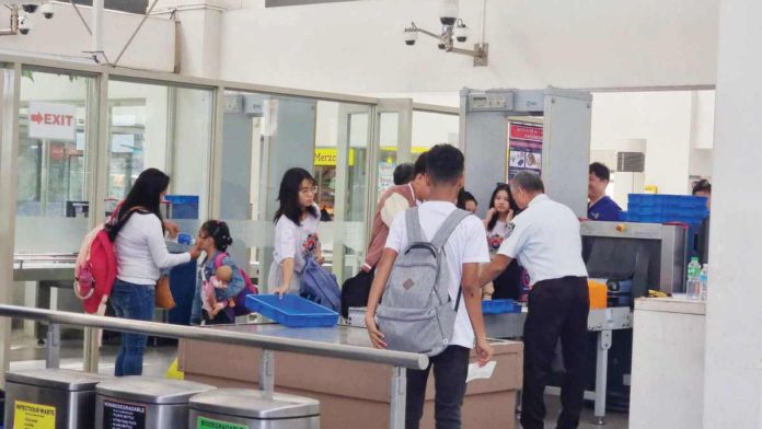 airport_resized The Bureau of Quarantine issued Bureau Memorandum No. 2024-48 placing the country’s airports and seaports on “heightened” alert to “thoroughly” screen foreigners or Filipinos coming from countries with reported cases of COVID FLiRT variants. Photo shows passengers undergoing routine security checks before entering the boarding area of Iloilo Airport. PN FILE PHOTO