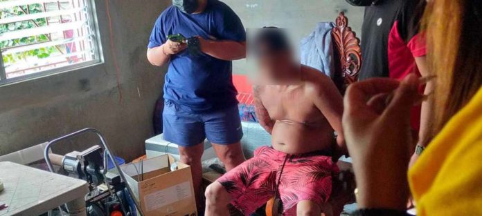 aklan_drugs1_resized Operatives of the Philippine Drug Enforcement Agency (PDEA) - Aklan confiscated nine sachets of suspected shabu valued at around P500,000 from suspect Glen Deslate in a buy-bust operation in Barangay Tigayon, Kalibo, Aklan on Monday morning, May 6. K5 NEWS FM KALIBO/FACEBOOK PHOTOS