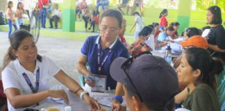 The Department of Social Welfare and Development Region 6 distributes cash assistance under its Ayuda Para sa Kapos Ang Kita Program to 2,394 “near poor families” in Antique on Saturday, May 18. DSWD-6 PHOTO