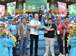 Antique Provincial Tourism Officer JC Cadiao Perlas (3rd from right) receives the Western Visayas Regional Athletic Association Meet banner from Negros Occidental’s Gov. Eugenio Jose Lacson (3rd from left). PROVINCIAL GOVERNMENT OF NEGROS OCCIDENTAL PHOTO