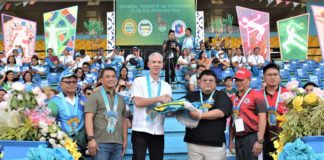 Antique Provincial Tourism Officer JC Cadiao Perlas (3rd from right) receives the Western Visayas Regional Athletic Association Meet banner from Negros Occidental’s Gov. Eugenio Jose Lacson (3rd from left). PROVINCIAL GOVERNMENT OF NEGROS OCCIDENTAL PHOTO