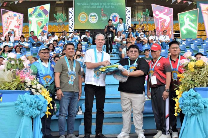 antique_wvraa_resized Antique Provincial Tourism Officer JC Cadiao Perlas (3rd from right) receives the Western Visayas Regional Athletic Association Meet banner from Negros Occidental’s Gov. Eugenio Jose Lacson (3rd from left). PROVINCIAL GOVERNMENT OF NEGROS OCCIDENTAL PHOTO