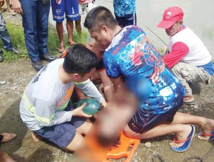 boy-drowns The 16-yar-old boy’s lifeless body was found after an hour of rescue and retrieval operation in a river in Sitio Caminacan, Barangay Batuan, Dueñas, Iloilo on Friday morning, May 31. K5 NEWS FM ILOILO/FACEBOOK PHOTO