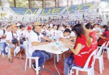 A total of 1,000 beneficiaries from Barotac Nuevo, Iloilo receive cash assistance under the Ayuda para sa Kapos ang Kita (AKAP) program of the Department of Social Welfare and Development on Saturday, May 18. DSWD-6 PHOTO