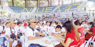 A total of 1,000 beneficiaries from Barotac Nuevo, Iloilo receive cash assistance under the Ayuda para sa Kapos ang Kita (AKAP) program of the Department of Social Welfare and Development on Saturday, May 18. DSWD-6 PHOTO