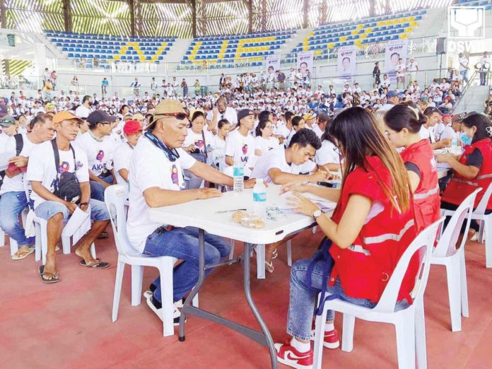 cash_aid1_resized A total of 1,000 beneficiaries from Barotac Nuevo, Iloilo receive cash assistance under the Ayuda para sa Kapos ang Kita (AKAP) program of the Department of Social Welfare and Development on Saturday, May 18. DSWD-6 PHOTO