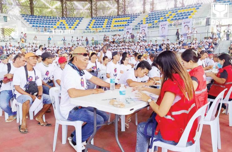 A total of 1,000 beneficiaries from Barotac Nuevo, Iloilo receive cash assistance under the Ayuda para sa Kapos ang Kita (AKAP) program of the Department of Social Welfare and Development on Saturday, May 18. DSWD-6 PHOTO