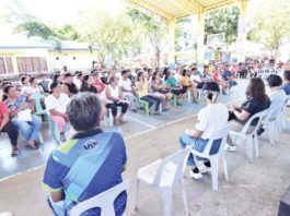 Gov. Eugenio Jose Lacson leads the distribution of cash assistance to hog raisers of E.B. Magalona town affected by the African swine fever and other transboundary swine diseases on Wednesday, May 8.