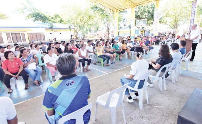 cash_aid_copy_resized Gov. Eugenio Jose Lacson leads the distribution of cash assistance to hog raisers of E.B. Magalona town affected by the African swine fever and other transboundary swine diseases on Wednesday, May 8.
