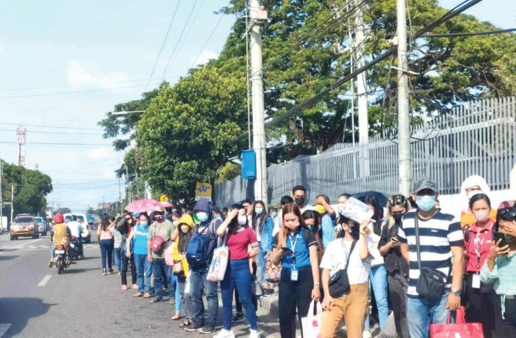These commuters brave the scorching heat and patiently wait for either minibuses or traditional passenger jeepneys outside a transport terminal in Jaro, Iloilo City on Thursday, May 2. AJ PALCULLO