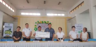 Former Ilonggo senator Franklin Drilon (4th from left) and MORE Electric and Power Corporation president and chief executive officer Roel Castro (3rd from left) turn over a check worth P704,000 to the Negrense Volunteers for Change Foundation, Inc. to fund the provision of Mingo Meals for 88 malnourished children in San Miguel, Iloilo.