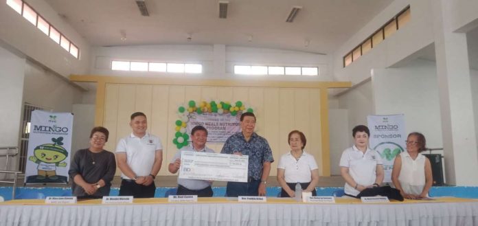 drilon_castro_resized_resized Former Ilonggo senator Franklin Drilon (4th from left) and MORE Electric and Power Corporation president and chief executive officer Roel Castro (3rd from left) turn over a check worth P704,000 to the Negrense Volunteers for Change Foundation, Inc. to fund the provision of Mingo Meals for 88 malnourished children in San Miguel, Iloilo.