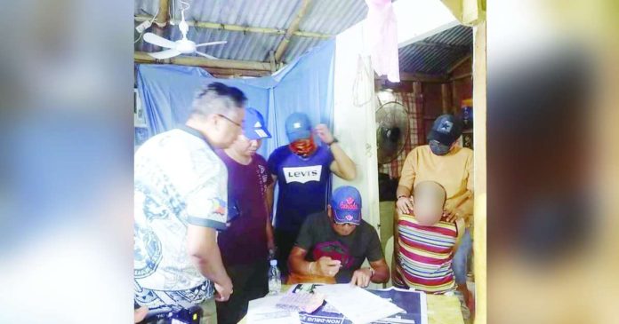 drug peddler1_superimposed Officers of the Oton Municipal Police Station arrested drug suspect Rolly Joy Baylon on Saturday, May 4, in Barangay Botong, Oton, Iloilo. He yielded P34,000 worth of suspected shabu. OTON MPS PHOTO
