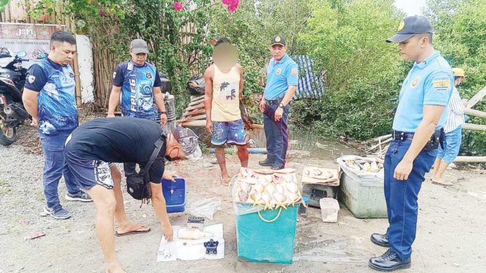 dynamite_fishing_copy_resized Officers of the Capiz Maritime Police Station caught three fishermen in Barangay Tanza, Roxas City for illegal fishing. MARITIME PULIS CAPIZ MARPSTA/FACEBOOK PHOTO