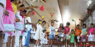 One of the main features of Flores de Mayo is children’s daily offering of flowers to the Virgin Mary.