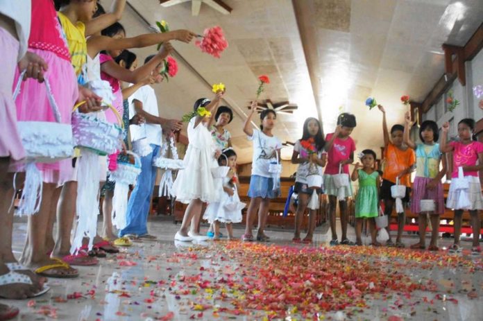 flores_de_mayo_resized One of the main features of Flores de Mayo is children’s daily offering of flowers to the Virgin Mary.
