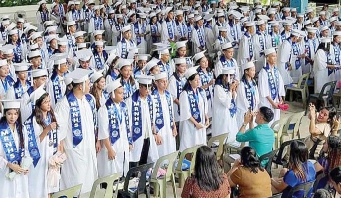 grad-pic The Department of Education in Antique Province discourages parents from giving money bouquets or garlands during a graduation rite. Photo shows the senior high school graduation rites of Moscoso-Rios National High School in Hamtic town. KAYE FERNHEL ARELLANO/FACEBOOK PHOTO