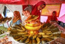 PH developing halal-friendly offerings in Boracay – DOT Stall owners tend to their stalls as guests sample different Muslim delicacies at the Manila Halal Food Festival, held at the Bonifacio Shrine in Manila. JONATHAN CELLONA, ABS-CBN NEWS/FILE PHOTO