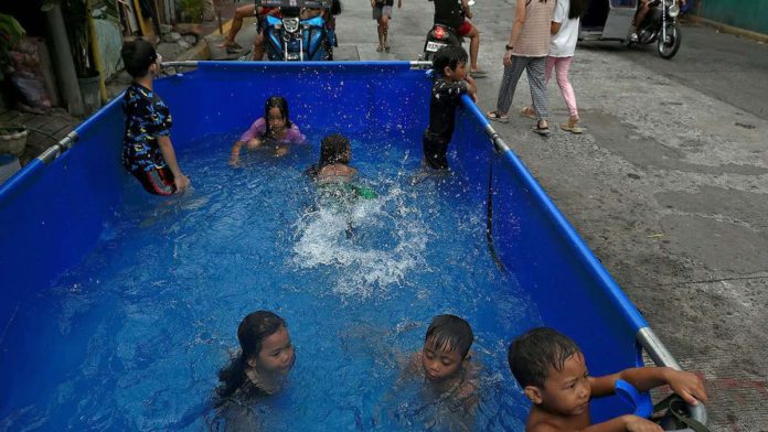 heat_resized Children at a neighborhood at Blumentritt Road in Manila cool off at an inflatable pool. RICHARD A. REYES, PHILIPPINE DAILY INQUIRER