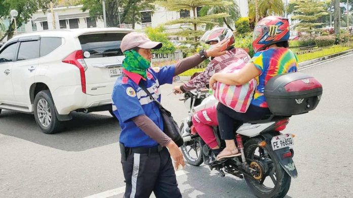 heat_stroke_break_resized The Iloilo City Traffic Management Unit is implementing break from heat between 10 a.m. to 11 a.m. and 3 p.m. to 4 p.m. for traffic enforcers. PN FILE PHOTO
