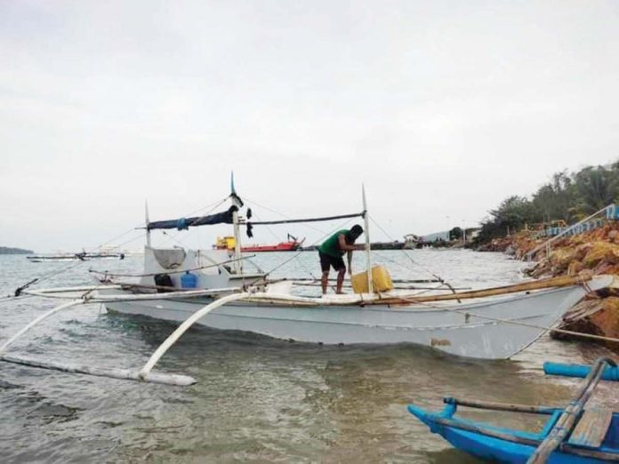 illegal_fishing_resized Personnel of the Iloilo Provincial Bantay Dagat Task Force apprehended illegal fishers onboard a motorboat in the municipal waters of Concepcion, Iloilo in January 2024. ILOILO PROVINCIAL BANTAY DAGAT TF PHOTO
