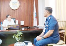 During a recent courtesy call, Iloilo Police Provincial Office officer-in-charge Police Colonel Bayani Razalan was briefed by Gov. Arthur Defensor Jr. on the “Limpyo Iloilo Kontra Dengue” program, a province-wide initiative aimed at combating dengue through the elimination of mosquito breeding sites. The governor is keen on leveraging the IPPO’s support for enforcing waste disposal regulations on streets, canals, and national highways. Photo from Balita Halin sa Kapitolyo
