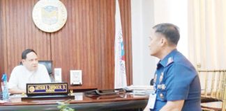 During a recent courtesy call, Iloilo Police Provincial Office officer-in-charge Police Colonel Bayani Razalan was briefed by Gov. Arthur Defensor Jr. on the “Limpyo Iloilo Kontra Dengue” program, a province-wide initiative aimed at combating dengue through the elimination of mosquito breeding sites. The governor is keen on leveraging the IPPO’s support for enforcing waste disposal regulations on streets, canals, and national highways. Photo from Balita Halin sa Kapitolyo